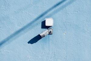 telecamera di sicurezza sul muro foto