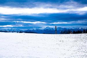 cielo blu e montagne foto