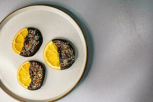 Limone immerso nel cioccolato. nuovo anni Limone dolce foto