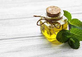 olio essenziale aromatico alla menta foto