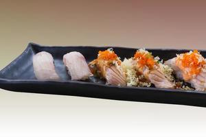 sushi di salmone fresco giapponese su piatto lungo