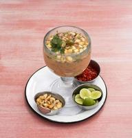 cibo peruviano ceviche chiamato leche de tigre perù foto