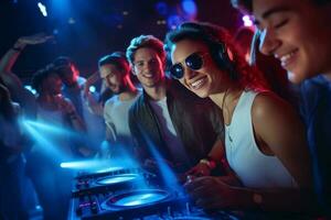 contento persone e dj a il musica festa nel il buio notte club con generativo ai foto