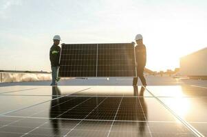2 ingegneri installare solare e mantenere solare energia pianta , ingegnere squadra per ispezionare e mantenere solare energia impianti solare energia pianta foto