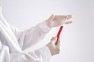 test tubo con sangue nel il mano. foto