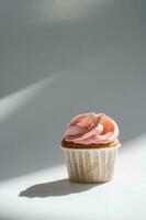 Cupcake su un' bianca soleggiato sfondo con un' ombra. foto