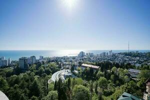 Visualizza di il mare e il case di il città di sochi. foto