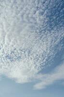 naturale sfondo con blu cielo e bianca nuvole. foto