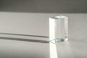 trasparente cristallo prisma su un' bianca sfondo. foto