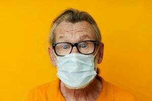 anziano dai capelli grigi uomo medico maschera su il viso protezione avvicinamento monocromatico tiro foto