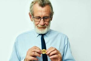 ritratto anziano uomo bitcoin criptovaluta nel il mani di un' finanziere isolato sfondo foto