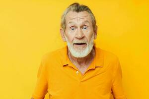 ritratto anziano uomo con un' grigio barba emozione gesti mani ritagliata Visualizza foto