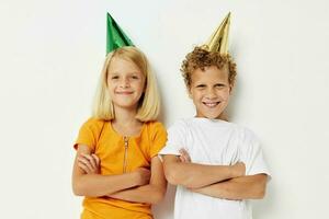 carino elegante bambini nel multicolore caps compleanno vacanza emozione isolato sfondo inalterato foto