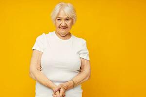 sorridente anziano donna contento stile di vita gioia isolato sfondo foto