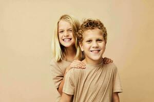 carino elegante bambini gesticolare con loro mani insieme stile di vita inalterato foto