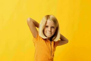 poco ragazza bionda dritto capelli in posa Sorridi divertimento colore sfondo inalterato foto