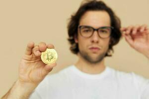 bello uomo con bicchieri oro bitcoin nel mani stile di vita inalterato foto