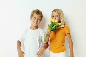 ritratto di carino bambini vacanza amicizia con un' regalo giallo fiori stile di vita inalterato foto