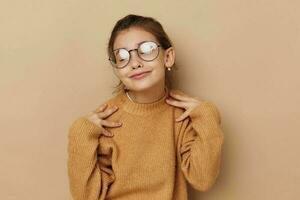 poco ragazza con bicchieri emozioni gesto mani stile di vita inalterato foto