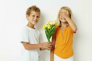 carino prescolastico bambini vacanza amicizia con un' regalo giallo fiori stile di vita inalterato foto