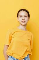 bellissimo ragazza nel un' giallo maglietta lino mazzo emozioni estate stile stile di vita inalterato foto