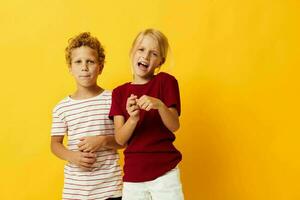 immagine di positivo ragazzo e ragazza coccole moda infanzia divertimento isolato sfondo foto