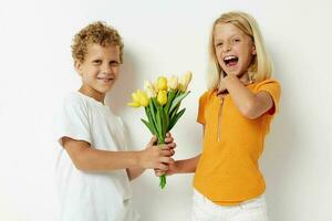 ritratto di carino bambini divertimento compleanno regalo sorpresa mazzo di fiori stile di vita inalterato foto