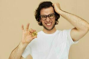 allegro uomo con bicchieri oro bitcoin nel mani stile di vita inalterato foto
