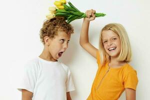 carino prescolastico bambini vacanza amicizia con un' regalo giallo fiori stile di vita inalterato foto