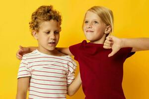 carino prescolastico bambini coccole moda infanzia divertimento giallo sfondo foto