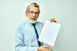 vecchio uomo nel un' camicia con un' cravatta copia-spazio foglio di carta leggero sfondo foto