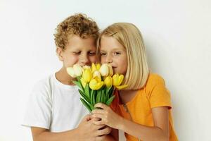 allegro bambini divertimento compleanno regalo sorpresa mazzo di fiori isolato sfondo inalterato foto