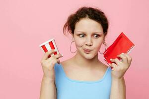 ragazza con rosso bloc notes monouso bicchiere emozioni rosa sfondo inalterato foto