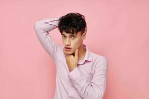foto di romantico giovane fidanzato nel un' rosa camicia Esprimere a gesti con il suo mani stile di vita inalterato