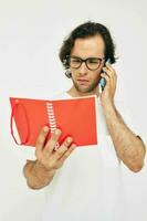 attraente uomo rosso bloc notes telefono comunicazione stile di vita inalterato foto