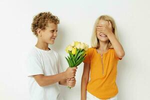 ritratto di carino bambini divertimento compleanno regalo sorpresa mazzo di fiori stile di vita inalterato foto