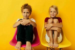 ritratto di carino bambini sorridente e in posa nel casuale Abiti contro isolato sfondo foto