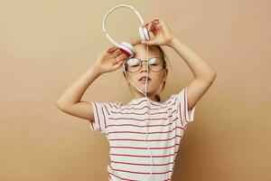 allegro poco ragazza ascoltando per musica con cuffie infanzia divertimento foto