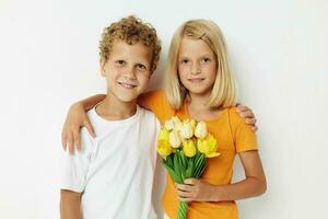 carino prescolastico bambini con un' mazzo di fiori regalo compleanno vacanza infanzia leggero sfondo foto