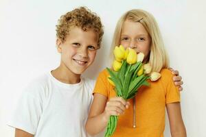 ritratto di carino bambini vacanza amicizia con un' regalo giallo fiori stile di vita inalterato foto