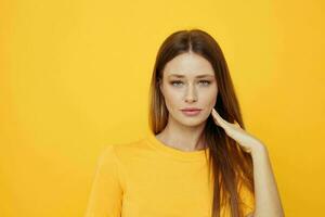 carino dai capelli rossi ragazza nel un' giallo maglietta giallo sfondo foto