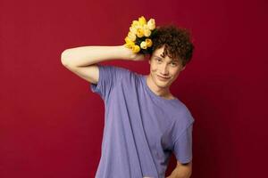 carino adolescente Tenere un' giallo mazzo di fiori viola magliette isolato sfondo inalterato foto