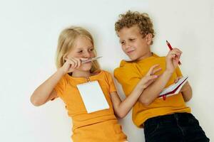 allegro bambini infanzia divertimento disegno isolato sfondo inalterato foto