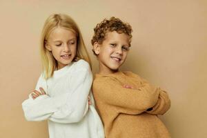 carino elegante bambini in piedi Il prossimo per in posa emozioni isolato sfondo foto