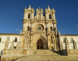antico cattolico monastero nel Gotico portoghese stile nel vecchio cittadina di alcobaca nel Portogallo. foto