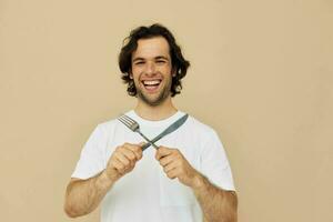 attraente uomo emozioni coltello e forchetta utensili da cucina isolato sfondo foto