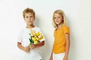 immagine di positivo ragazzo e ragazza vacanza amicizia con un' regalo giallo fiori leggero sfondo foto