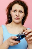 giovane donna pettine capelli disgusto capelli perdita isolato sfondo inalterato foto