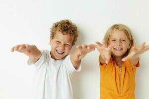 piccolo bambini divertimento emozioni bambini studio leggero sfondo foto