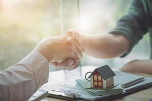 gli agenti immobiliari accettano di acquistare una casa e consegnare le chiavi ai clienti